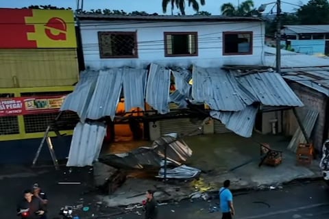 Camión se estrella contra vivienda tras choque con bus en Puente Lucía