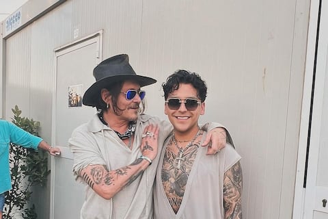 Christian Nodal sorprende al posar junto con el actor Johnny Depp, en Italia