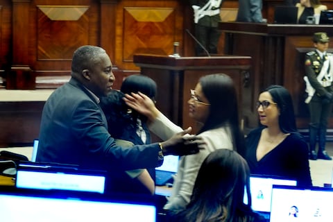 Asambleísta Roberto Cuero regresa al pleno tras suspensión de 30 días sin sueldo