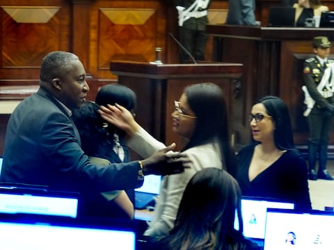 Asambleísta Roberto Cuero regresa al pleno tras suspensión de 30 días sin sueldo