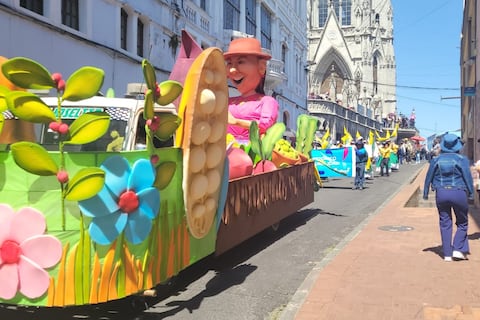 Tradición y color inundan el centro histórico de Quito en homenaje a sus 491 años