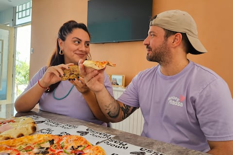 Un sueño que viajó de Olón a Guayaquil: esposos elaboran ‘pizzas’ en horno con piedra volcánica