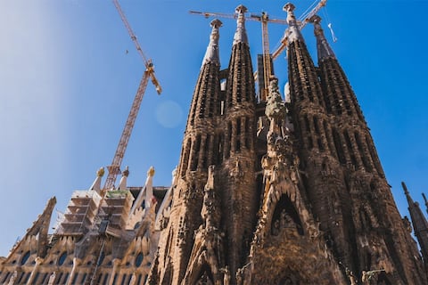 “Queremos justicia climática”: activistas lanzaron pintura sobre la fachada de la Sagrada Familia en Barcelona