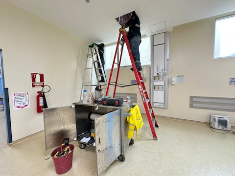 En hospital de Monte Sinaí se repara techado afectado por lluvias