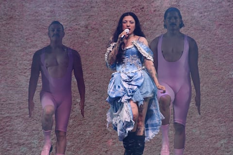 Después de dos años, Mon Laferte sigue ‘dando color a la tristeza’ de sus fanáticos en Ecuador