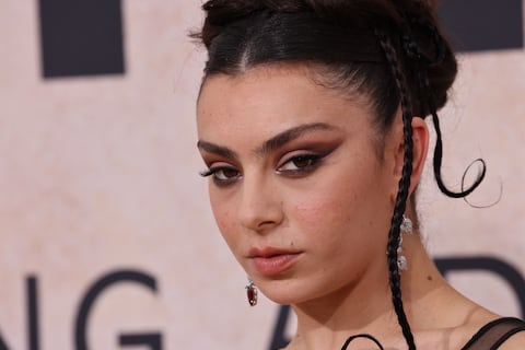 Charli XCX hará de sí misma en ‘The Moment’, un falso documental que llega a cines en 2026