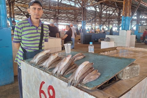 Abastecimiento y oferta, comerciantes de mariscos en Manta se acomodan al toque de queda: ‘Los carros ya no llegan de madrugada’