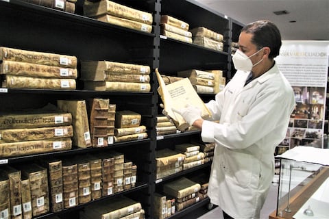 Patrimonio documental que data desde la Colonia se recupera en Quito