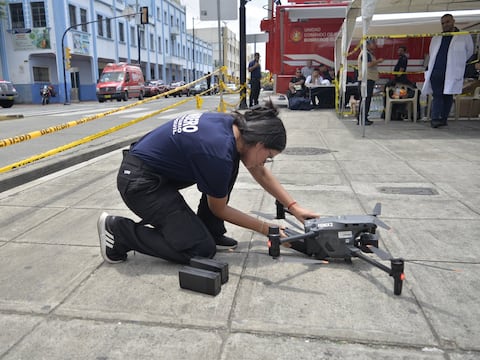 Sensores y cámaras térmicas: los ‘ojos’ de los bomberos en el área del incendio en la Bahía de Guayaquil