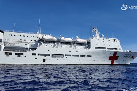 234 días sin tocar puerto base: la histórica misión del buque hospital más activo del mundo que recorrió medio planeta