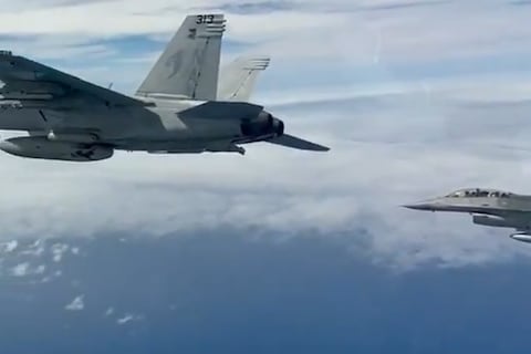 F/A-18 vs. F-16: El inesperado duelo de cazas en el cielo chileno bajo la sombra del Nimitz