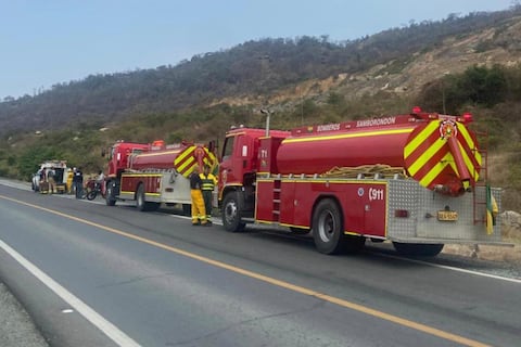 Tras tres días de labores, bomberos controlan incendio en cerro de Samborondón