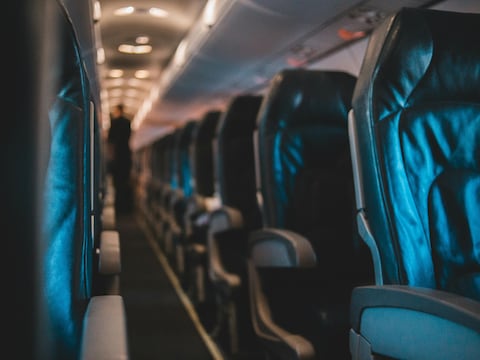 Vuelos desviados por ‘borracheras matutinas’: el fenómeno que está obligando a Ryanair a aterrizar de emergencia casi a diario