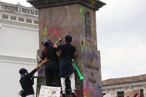 Monumento de Antonio José de Sucre fue vandalizado en cierre de movilizaciones por el Día de la Mujer