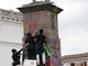 Monumento de Antonio José de Sucre fue vandalizado en cierre de movilizaciones por el Día de la Mujer
