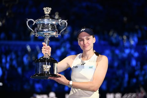 Elena Rybakina se corona campeona del Abierto de Australia tras vencer en la final a Aryna Sabalenka