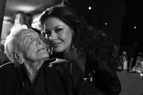 Catherine Zeta-Jones recuerda a su suegro Kirk Douglas, en su cumpleaños 109: “Pensando en nuestro Pappy”