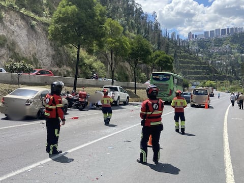 Choque múltiple en Quito: dos heridos y 12 vehículos involucrados en el sector de Guápulo