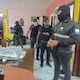 Detienen a dos personas en inmueble donde se hallaron $ 65.000 en billetes falsos, en Santo Domingo de los Tsáchilas