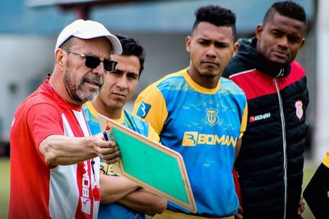 Exentrenador de Técnico Universitario dirigirá a Perú en el Mundial de la Kings League