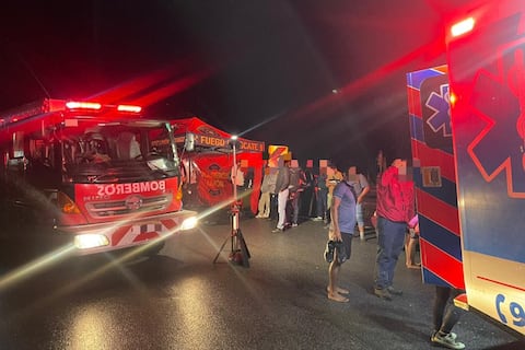 Deslizamiento de tierra deja vehículos atrapados y obliga a evacuar a diez personas en Cerro Bosco
