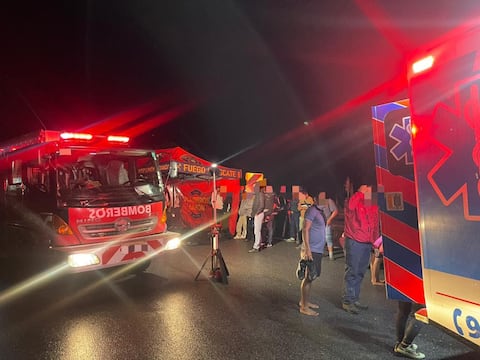 Deslizamiento de tierra deja vehículos atrapados y obliga a evacuar a diez personas en Cerro Bosco