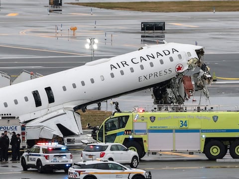 “¡Alto, alto!”: El audio del error de un controlador que pudo causar el accidente en LaGuardia