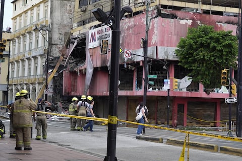 Estos cierres viales se mantienen en zona del incendio del edificio Multicomercio este viernes, 13 de febrero