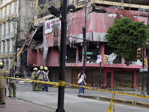 Estos cierres viales se mantienen en zona del incendio del edificio Multicomercio este viernes, 13 de febrero