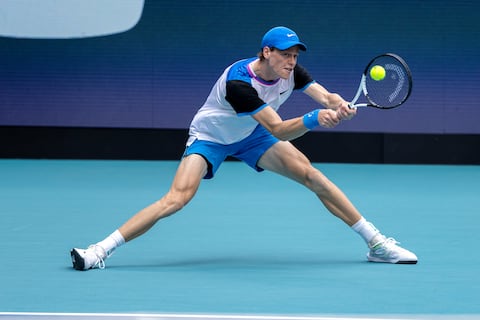 Jannik Sinner aplasta a Daniil Medvedev y va por título del Masters 1000 de Miami