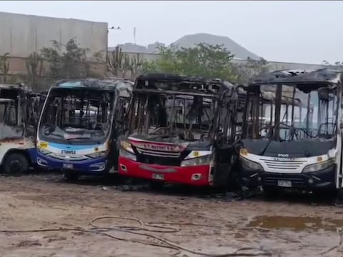 Al menos dieciocho buses son incendiados en Lima en un presunto atentado de extorsionadores