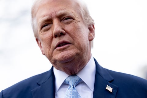 Moneda de 24 quilates de oro de Donald Trump genera controversias en EE. UU.