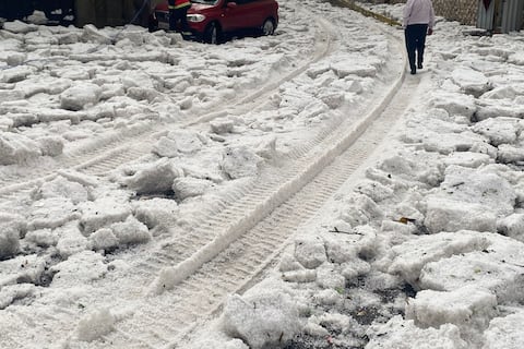 Quito bajo lluvia y granizo este viernes 6 de marzo: calles anegadas y deslizamiento