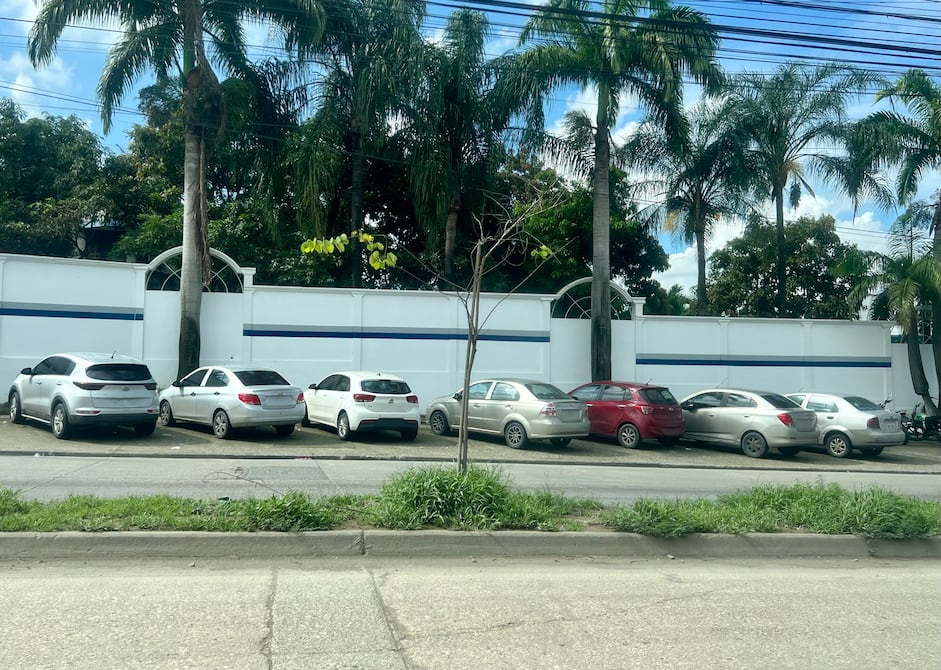 Autos y motos sin placas se parquean afuera de la Penitenciaría del Litoral y unidades policiales aledañas todos los días
