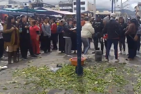 En la plaza de los ponchos de Otavalo aplican justicia indígena a dos mujeres acusadas de robo