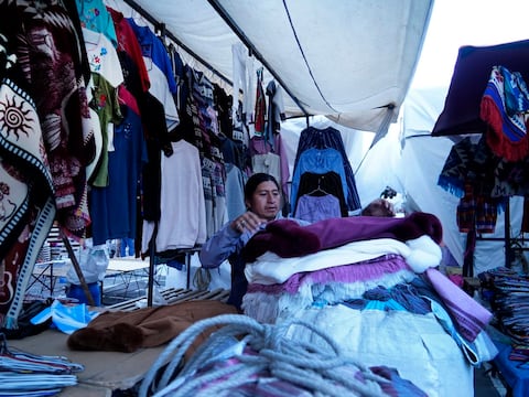 ‘Pensábamos vender más de 100 productos, pero hemos llegado a la mitad’: la situación de los artesanos en la plaza de los ponchos de Otavalo en este feriado