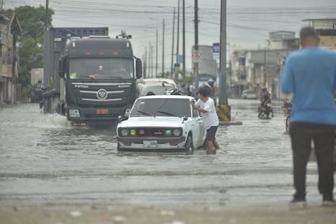 COE nacional declara alerta roja para seis provincias por lluvias