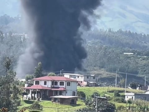 Bomberos de Quito combaten incendio de gran magnitud en recicladora
