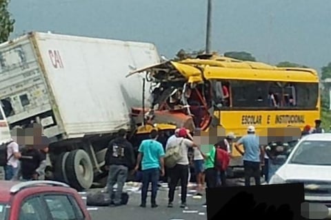 17 heridos por colisión de tráiler y bus en vía de Guayas