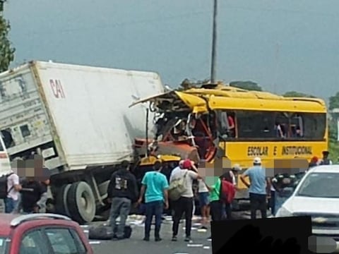 17 heridos por colisión de tráiler y bus en vía de Guayas