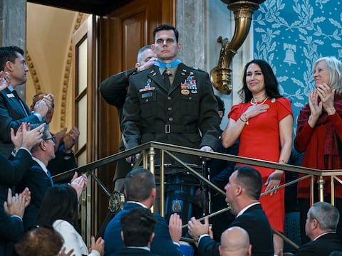 “Recibió cuatro disparos agonizantes, destrozándose la pierna en pedazos”: Trump otorga Medalla de Honor a piloto herido durante ataque a Maduro