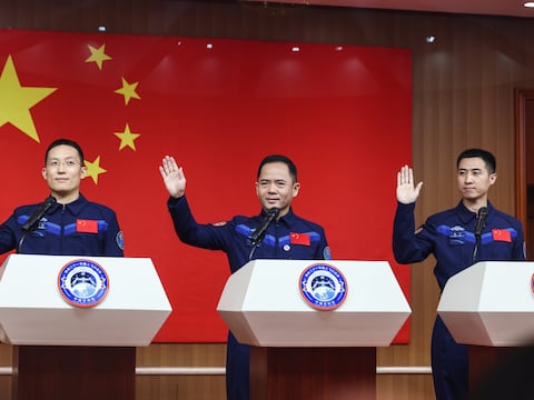 China se prepara para ir al espacio con un equipo inédito: su astronauta más joven y cuatro ratones