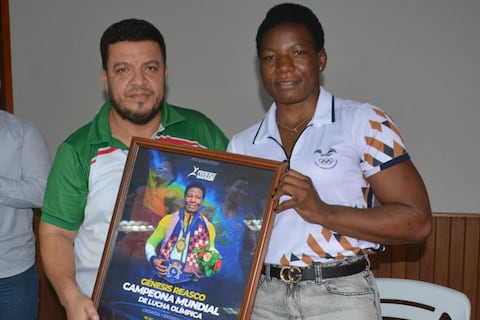 Génesis Reasco fue homenajeada por la Federación Deportiva de Manabí tras su título mundial de lucha