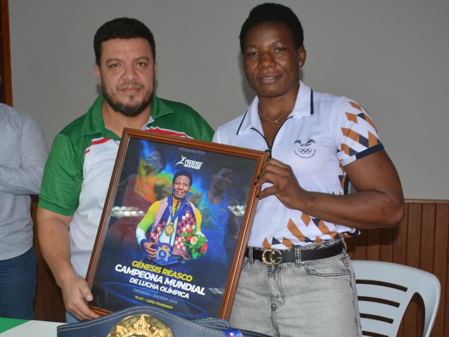 Génesis Reasco fue homenajeada por la Federación Deportiva de Manabí tras su título mundial de lucha