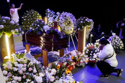 Quito se despide de Paulina Tamayo entre cantos y flores en el Teatro Nacional de la Casa de la Cultura