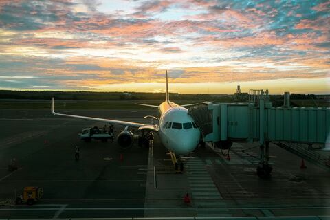 ‘Subida inevitable’, la alerta de la IATA sobre precios de pasajes de avión