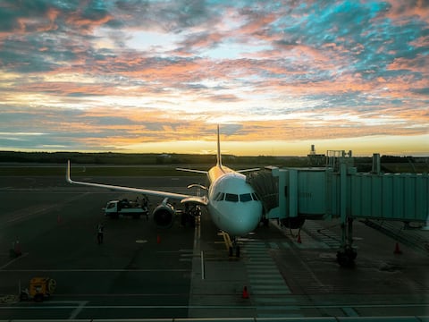 ‘Subida inevitable’, la alerta de la IATA sobre precios de pasajes de avión