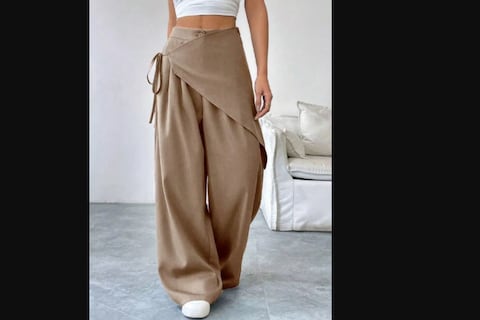 Modelo cruzado: el estilo de pantalón que reemplaza al jeans en la temporada de primavera 2026