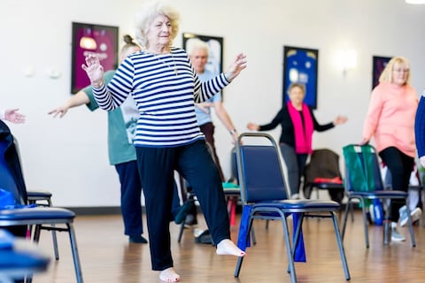 El miedo a caerse después de los 65 años: tres ejercicios simples que un experto recomienda para blindar tu equilibrio
