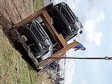 Tráiler con vehículos nuevos se volcó en Cotopaxi este viernes